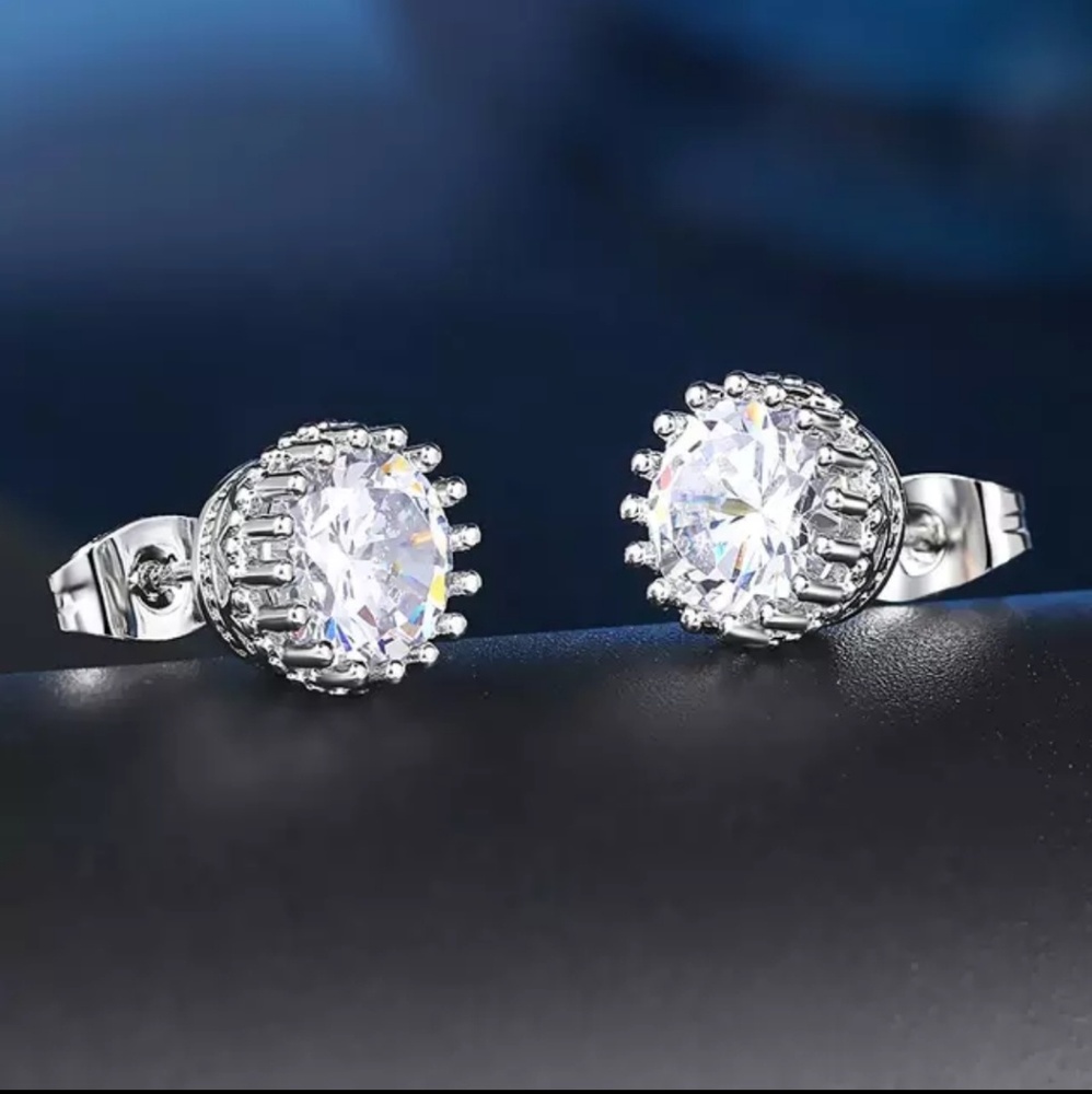 18k Gold Round Stud Earrings